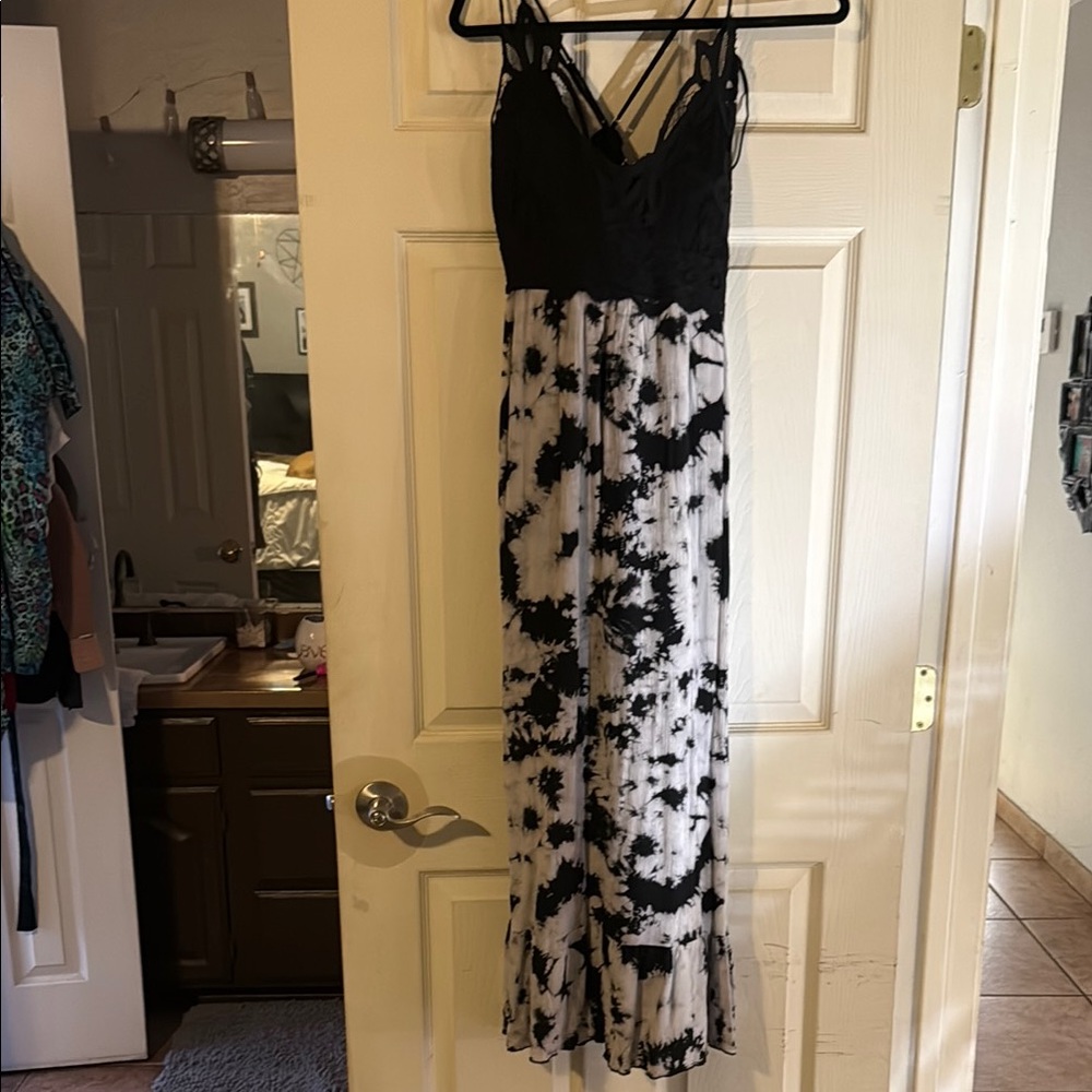 Elegant Black and White Tie-Dye Maxi Dress